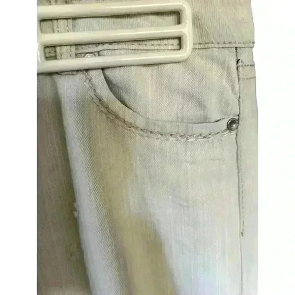 Almost Famous White Jeans with Eyelet Roll-up Hem, size 9 - Picture 5 of 7